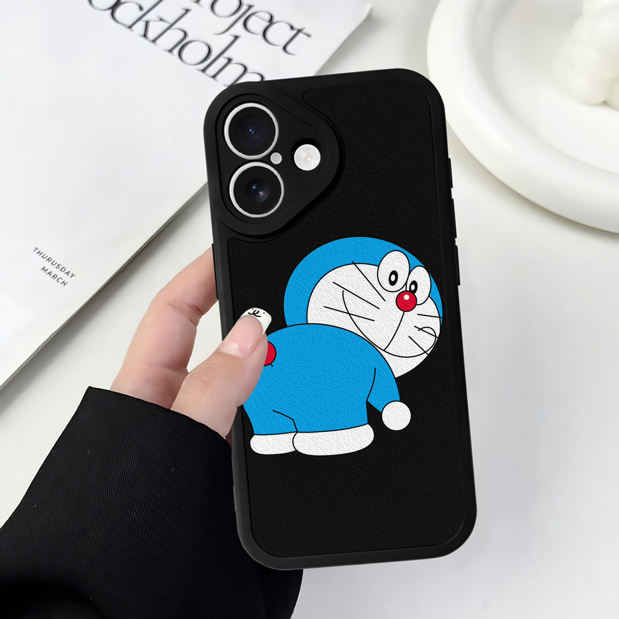 （画像用） ドラえもん Doraemon 【iPhone 16シリーズ対応】シリコンスマホケース（レザー調） 材質：シリコン